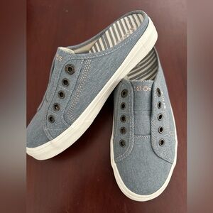 Brand New Taos Ladies Sneakers